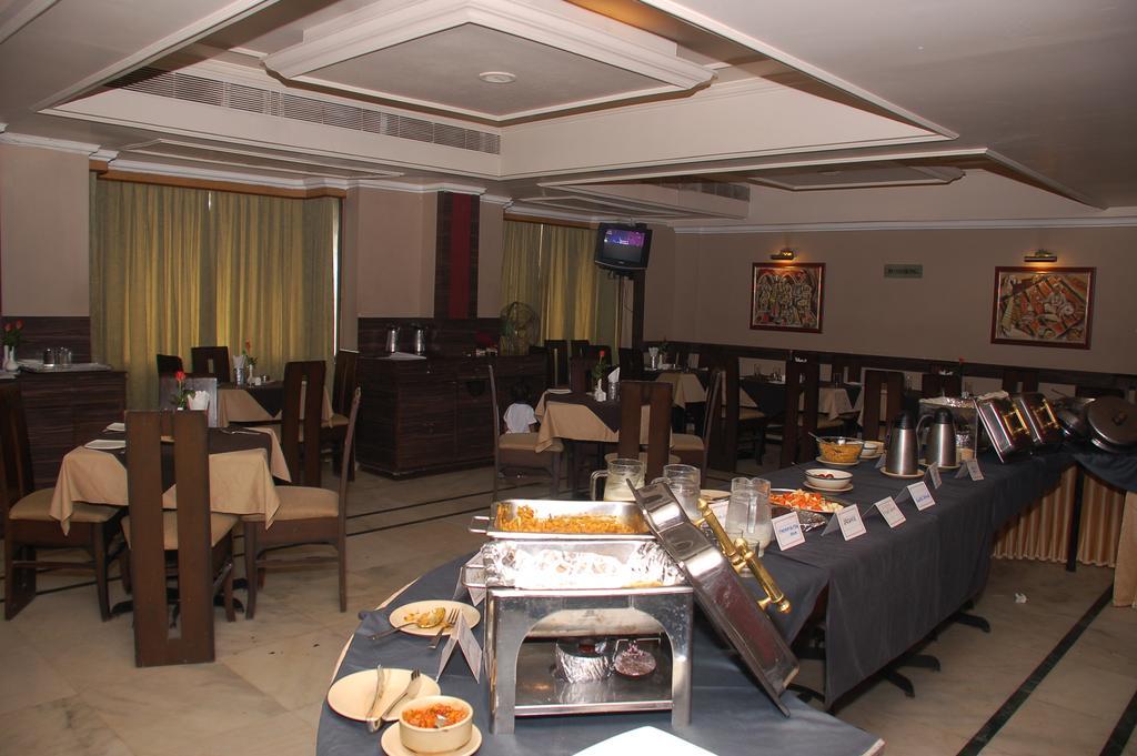 Hotel Royale Midtown บูบันเนสชวาร์ ภายนอก รูปภาพ