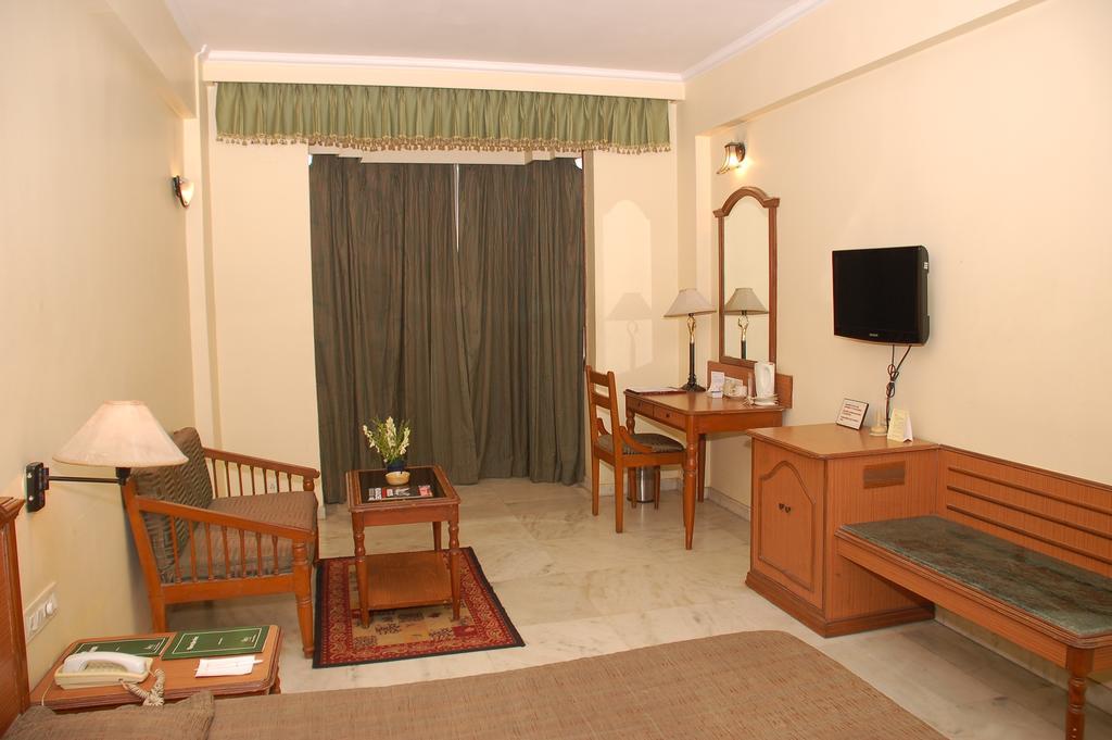 Hotel Royale Midtown บูบันเนสชวาร์ ภายนอก รูปภาพ